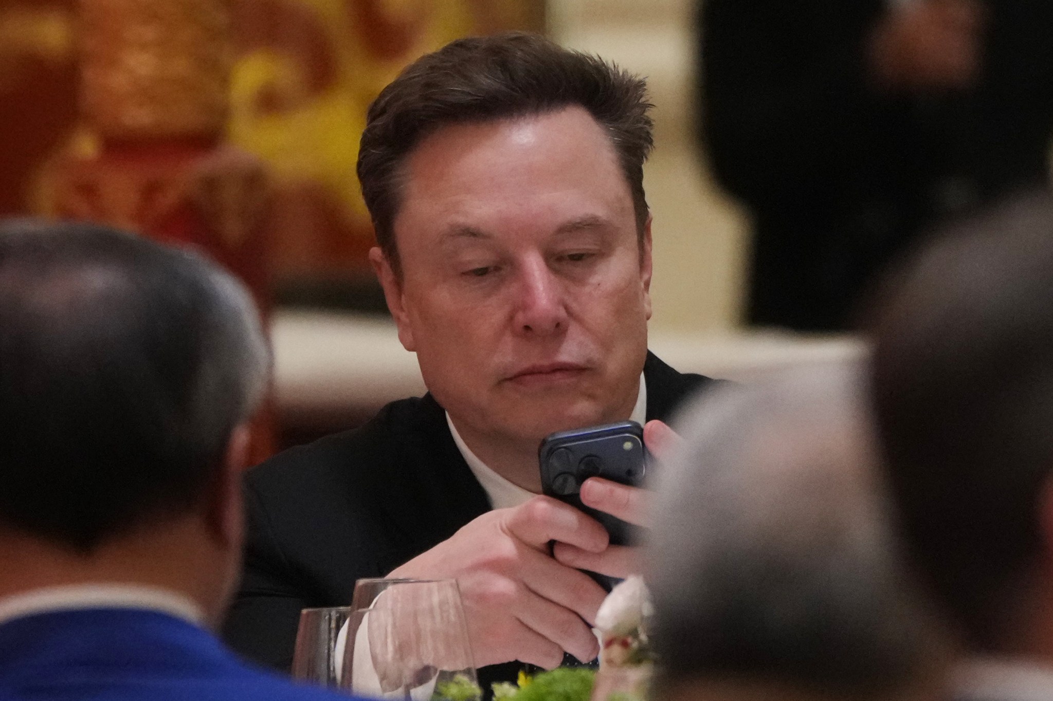 Elon’s wealth: 1 trillion dollar bills would stretch 97 million miles, to the moon and back over 200x