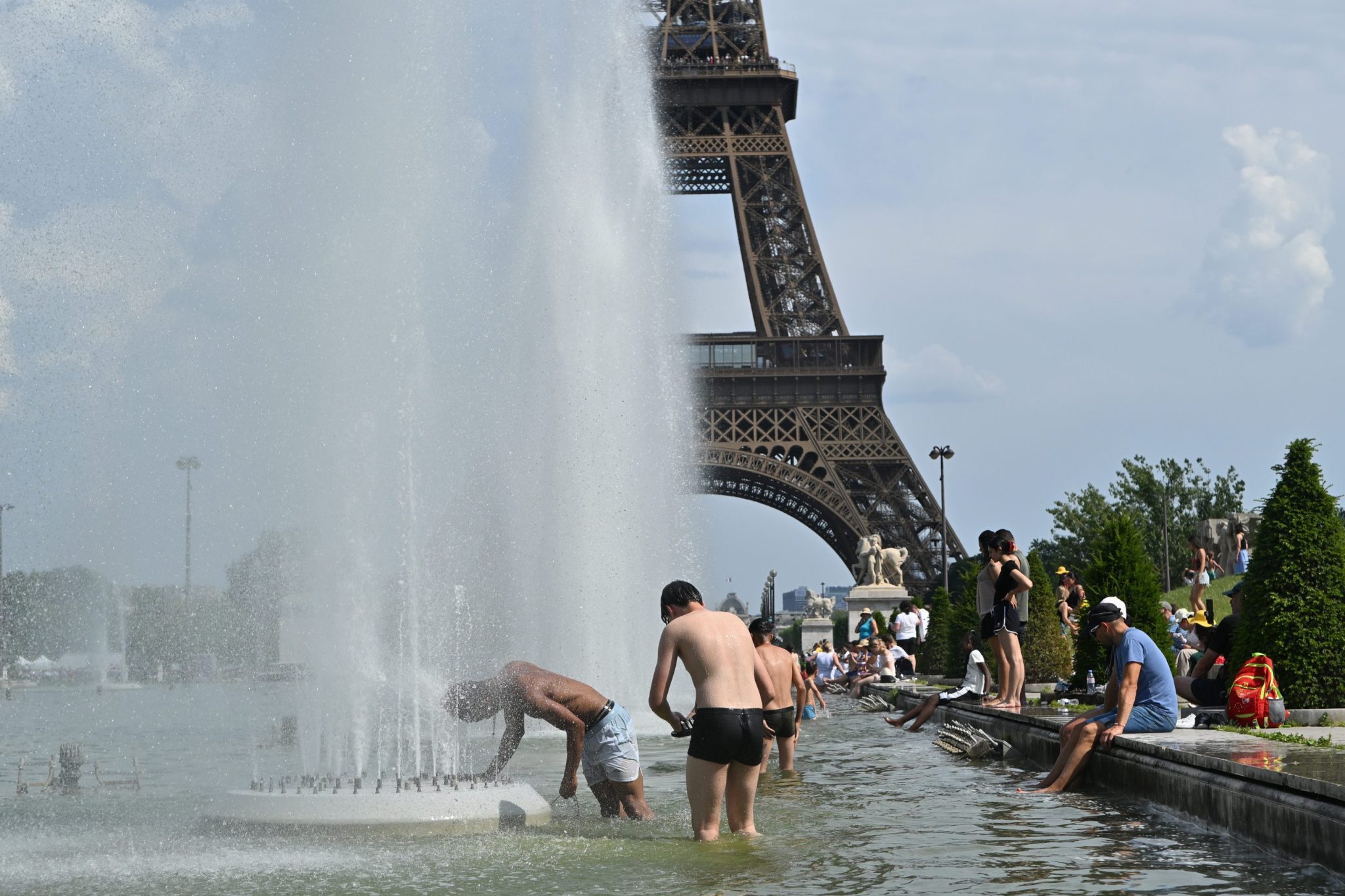 Brutal heatwave in France is killing 2,000 people per week, undertakers are overwhelmed, and health agency says there’s worse to come
